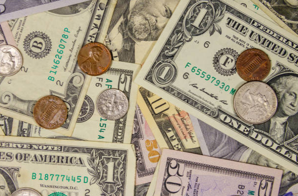 viajo a estados unidos pago con tarjeta o compro dolares